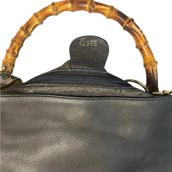 Elegant Black GUCCI Handbag with Bamboo Handle - Picture 3 of 9